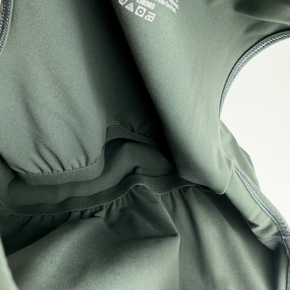 EVERLANE THE PERFORM TANK - Picture 6 of 8